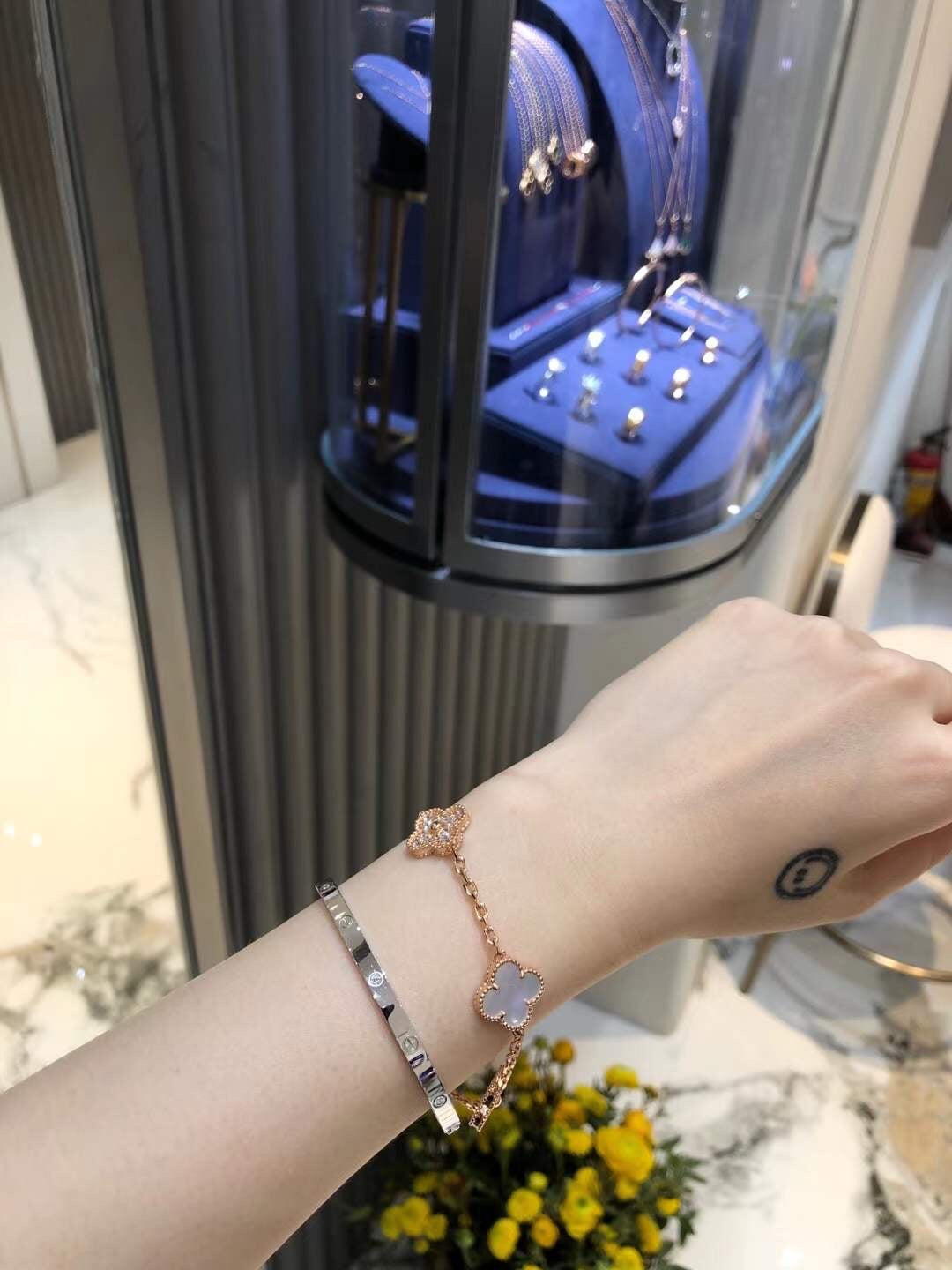 Vintage Alhambra Bracelet 5 Motifs Rose Gold diamond white Mother-of-Pearl