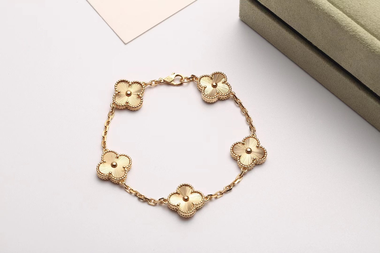 Vintage Alhambra bracelet 5 motifs Guilloché.