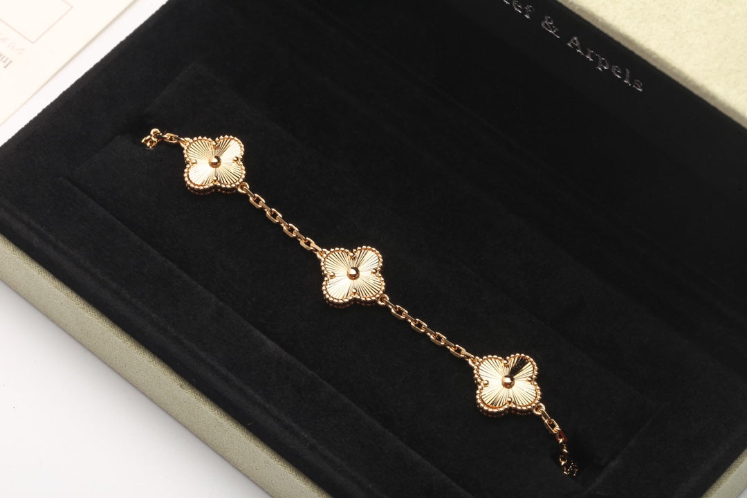 Vintage Alhambra bracelet 5 motifs Guilloché.