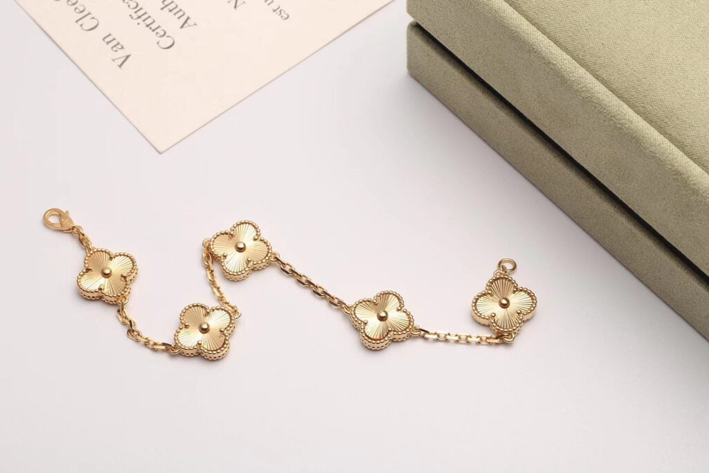 Vintage Alhambra bracelet 5 motifs Guilloché.
