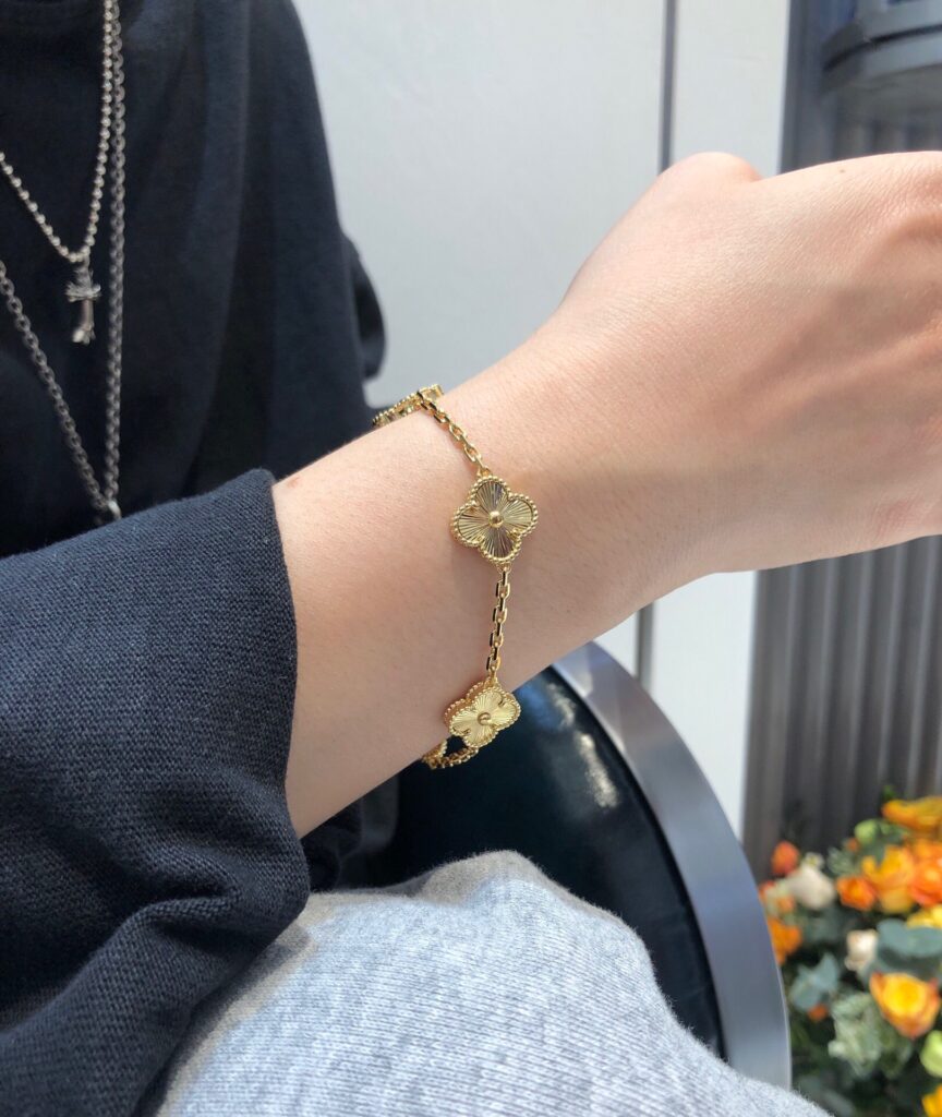 Vintage Alhambra bracelet 5 motifs Guilloché.