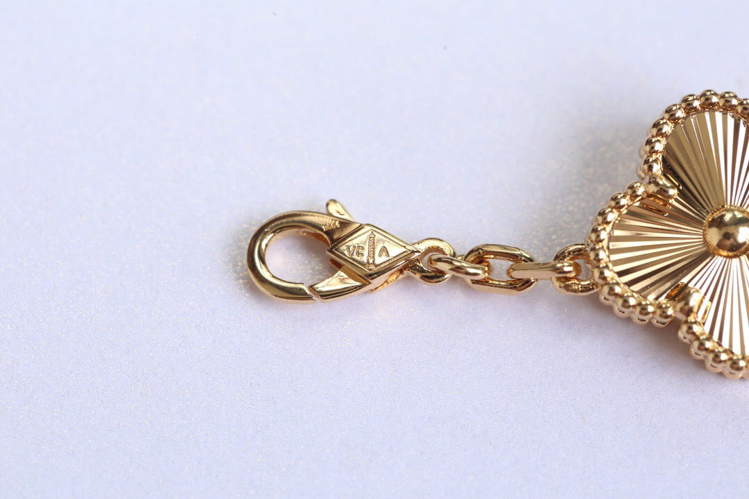 Vintage Alhambra bracelet 5 motifs Guilloché.