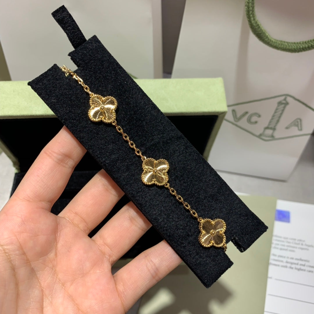 Vintage Alhambra bracelet 5 motifs Guilloché.