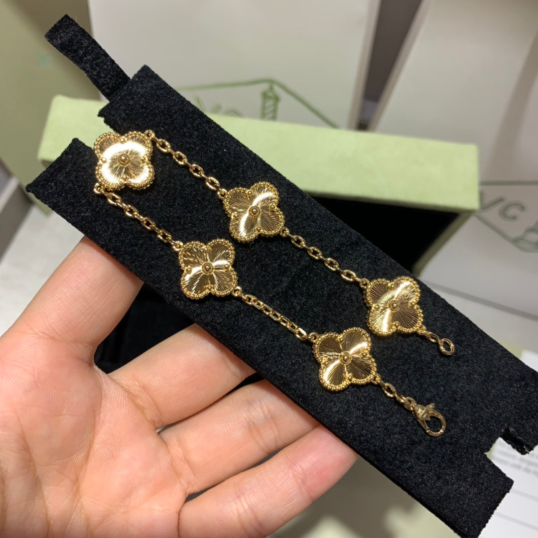 Vintage Alhambra bracelet 5 motifs Guilloché.